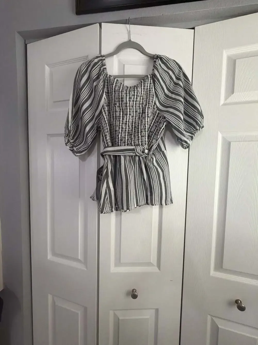 Old Navy Women's Gray and White Striped Smocked Wrap Short Sleeve Top Medium